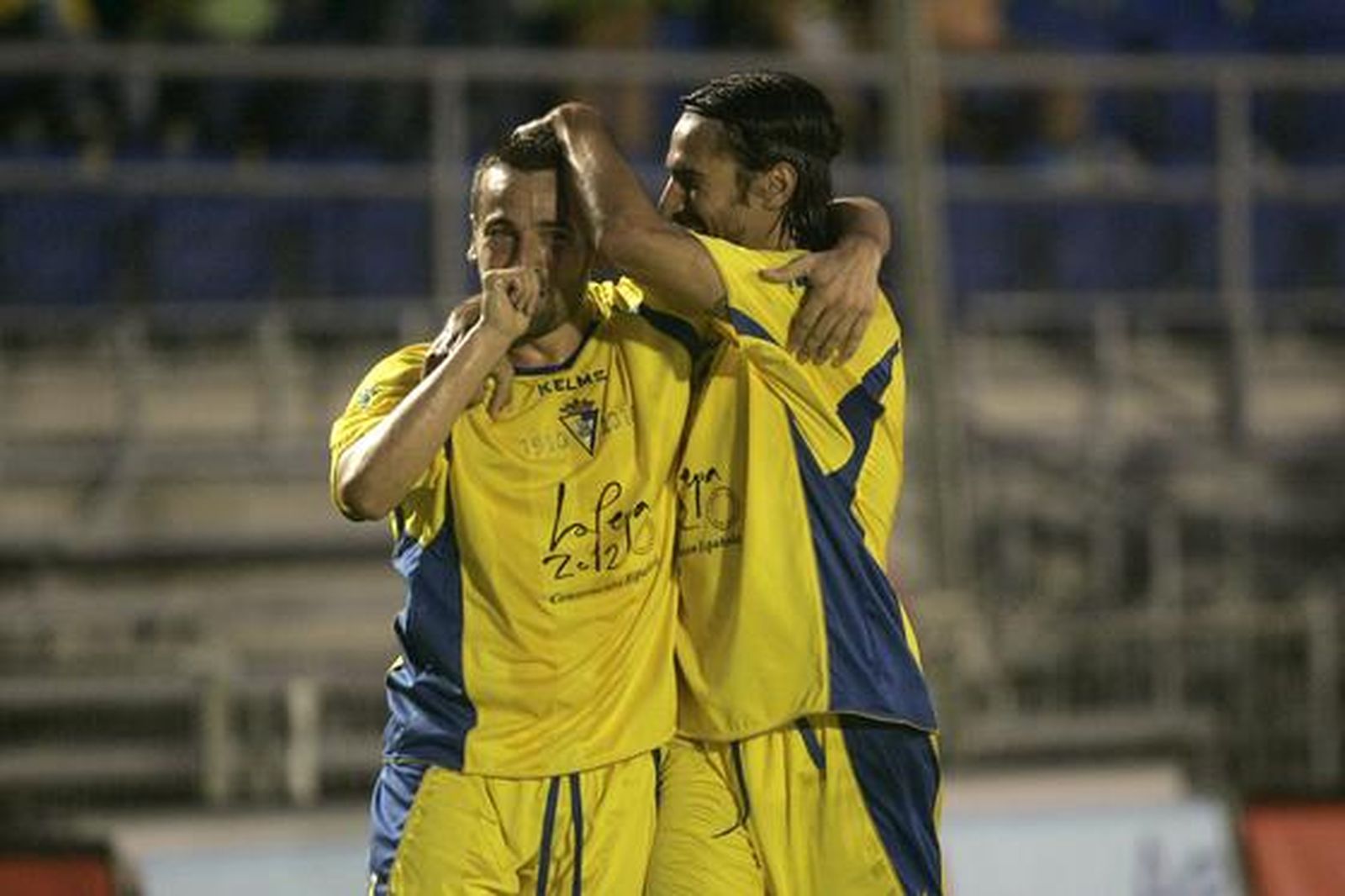 Aarón celebra con Pachón el primer tanto del partido. 

Foto: Jesus Marin