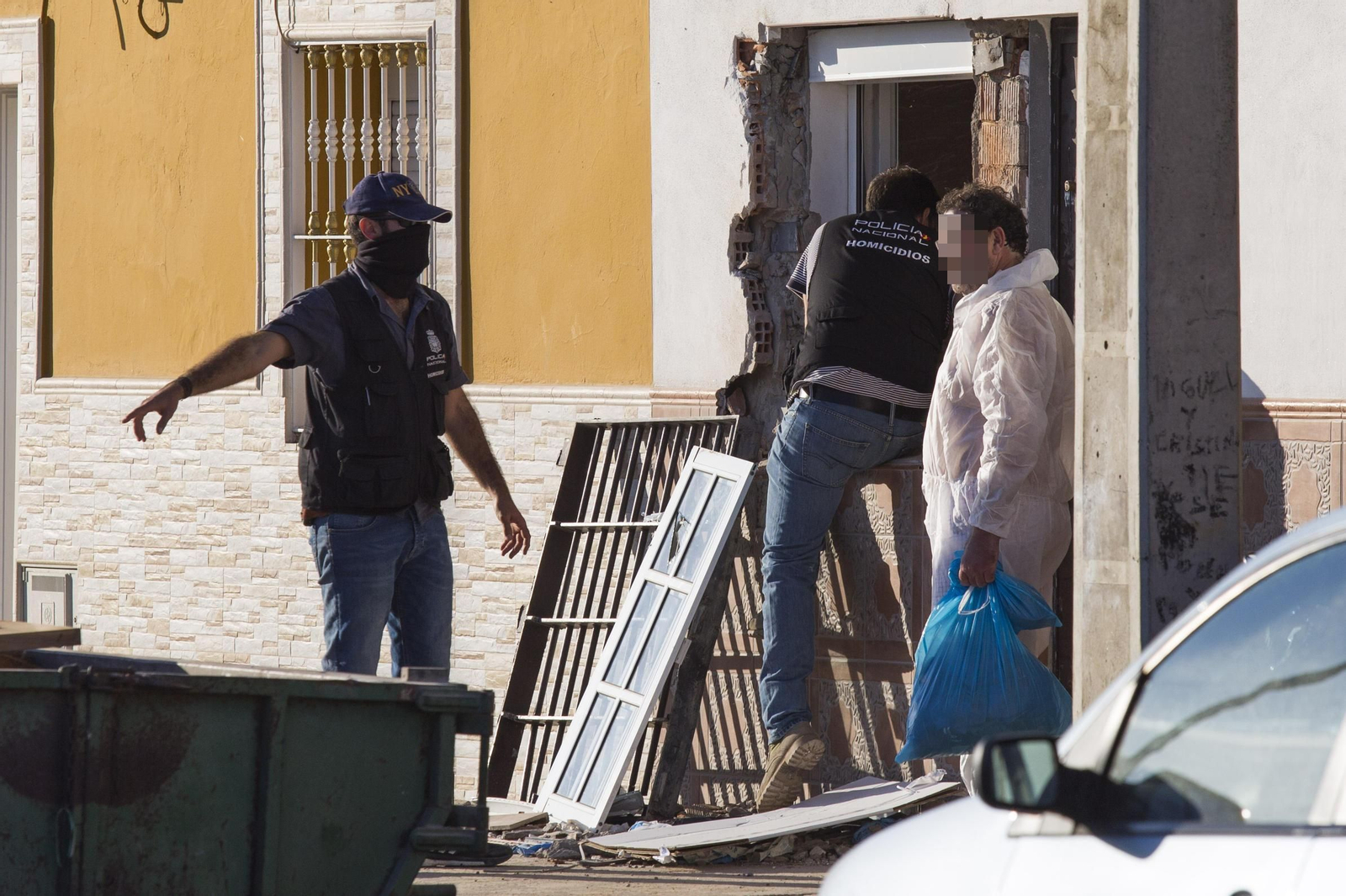 El operativo de búsqueda de los cuerpos en Dos Hermanas