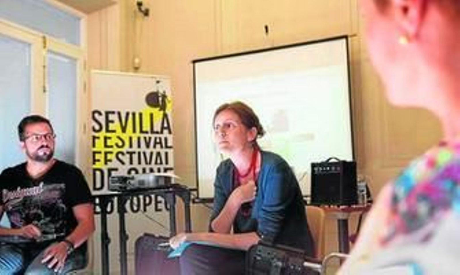 Nuria Aidelman, de la asociación A Bao A Qu/Cine en curso, explica el programa al profesorado.