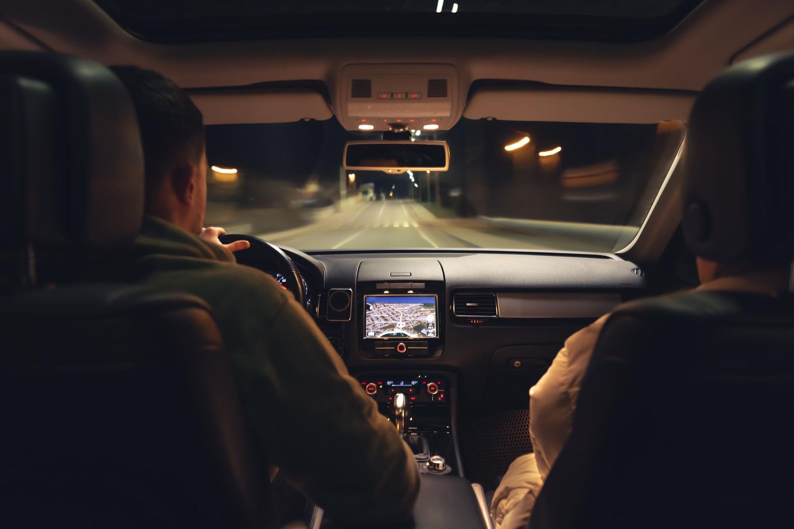 Una pareja en un coche.