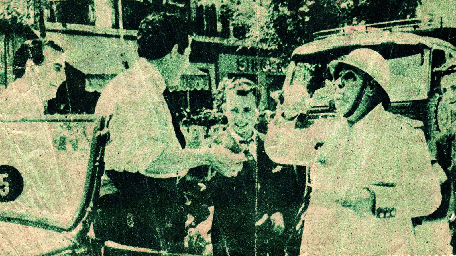 Manolo Morán en su cómica actuación en Puerta Purchena. Manolo Luque, sobre el Jaguar descapotable rojo que le compró a Tico Medina