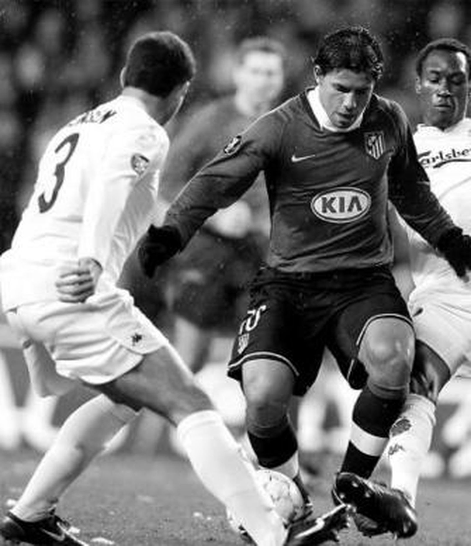 Kun Agüero intenta regatear a un par de contrarios ayer en Copenhague.