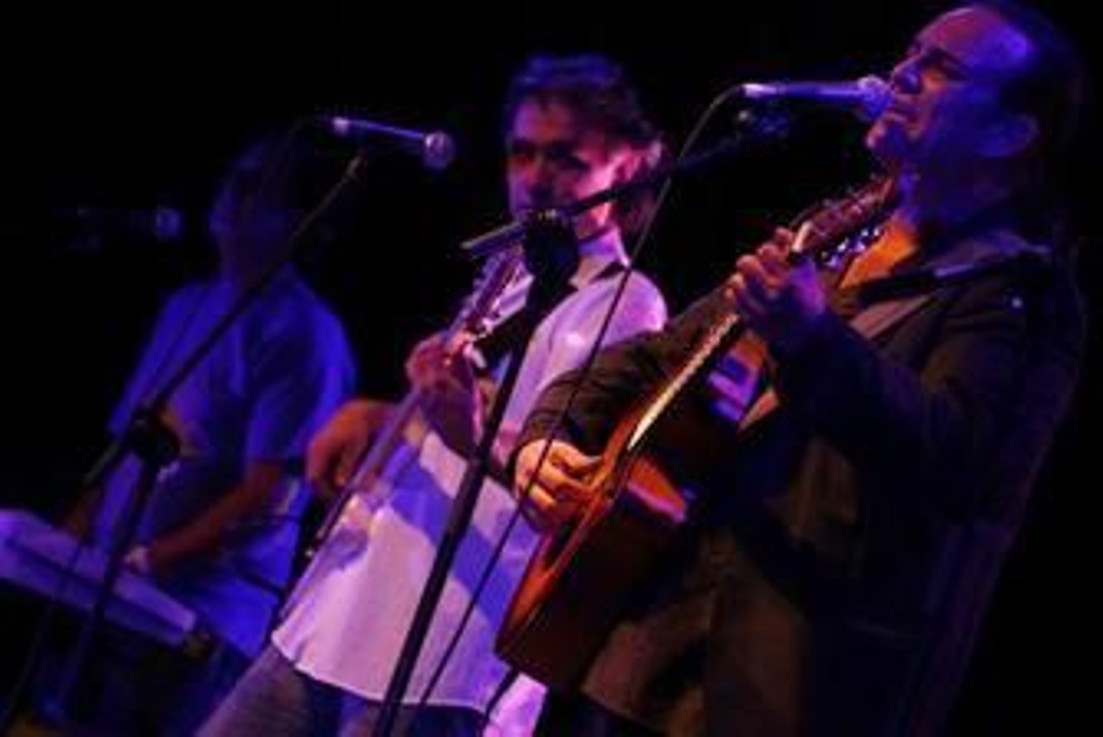 Javier Urquijo (d), con parte de su nueva formación, en una imagen de promoción.