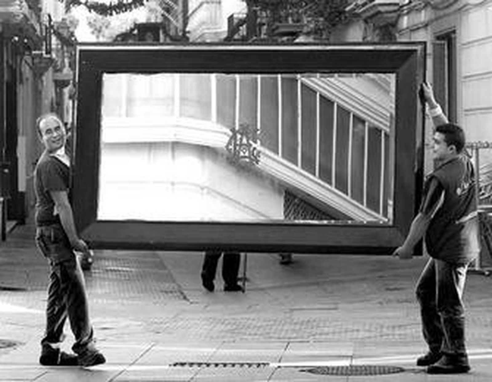 Dos operarios trasladan un espejo durante el desalojo del Casino Militar a finales del año 2007.