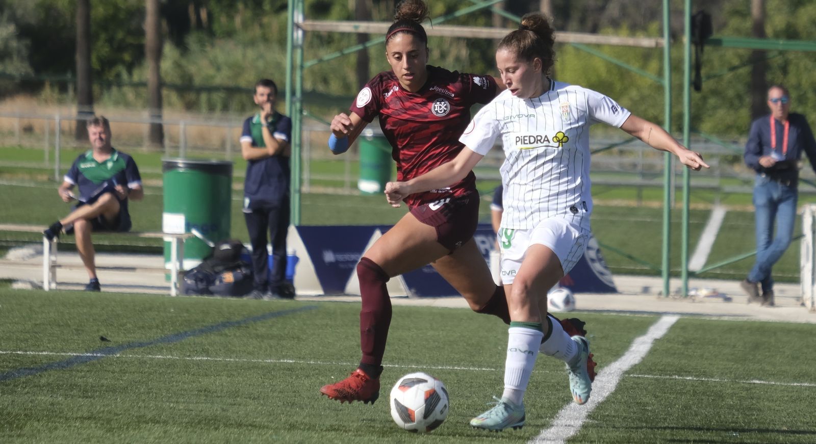 Cintia Hormigo es presionada por una rival.