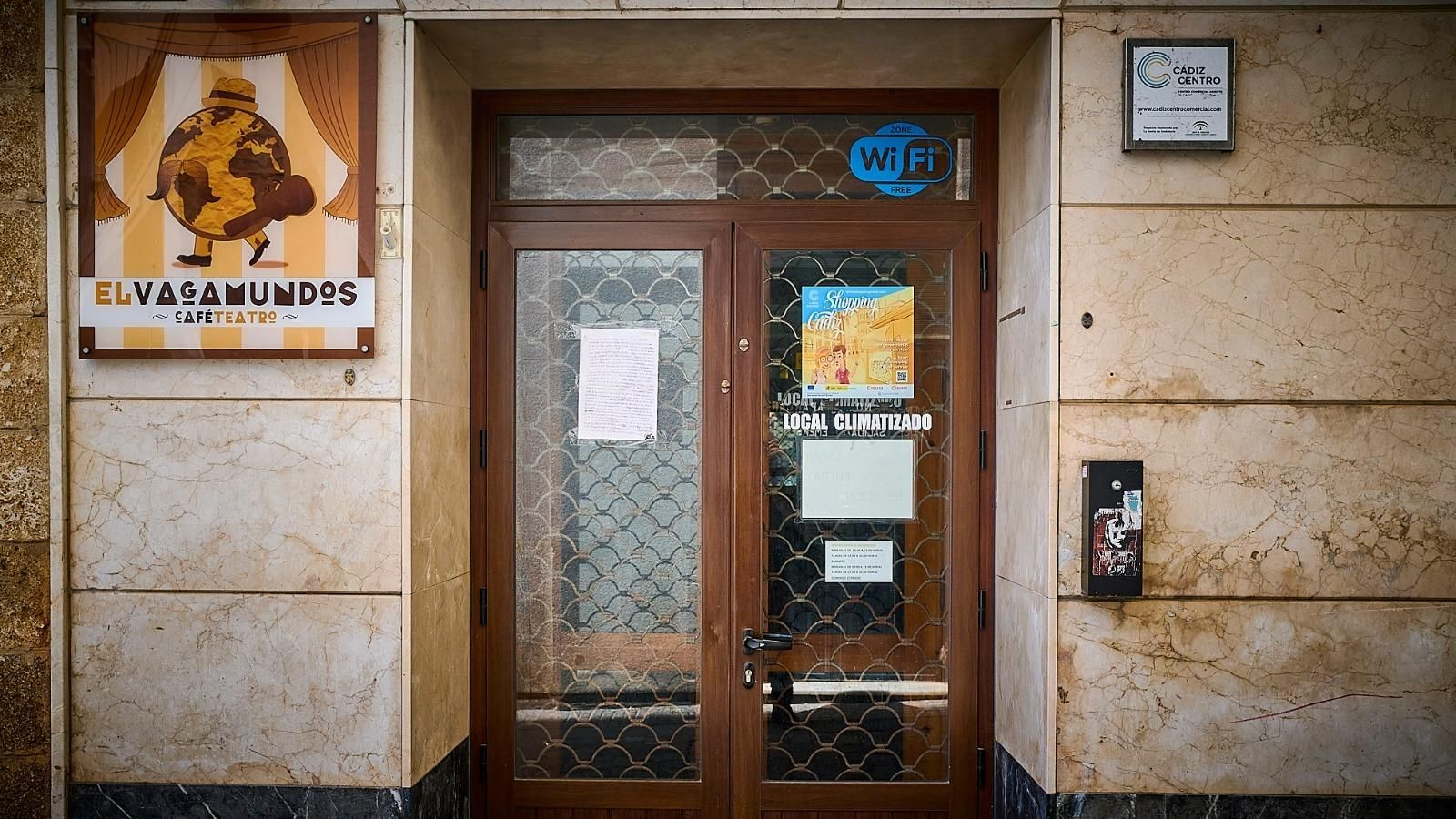 El café-bar El Vagamundos con sus puertas cerradas.