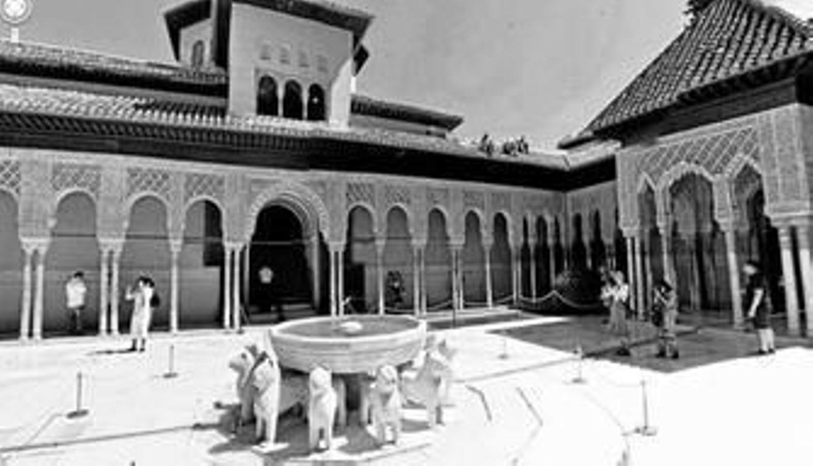 1. El Patio de los Leones, en una captura de Google Maps. 2. Grabación en el interior de la Alhambra el pasado 25 de junio. 3. Presentación en Madrid con Magdalena Silak y Francisco Lamolda. 4. Interior de la Sagrada Familia. 5. Congreso de los Diputados. 6. Casteldetierra, en las Bardenas Reales de Navarra.