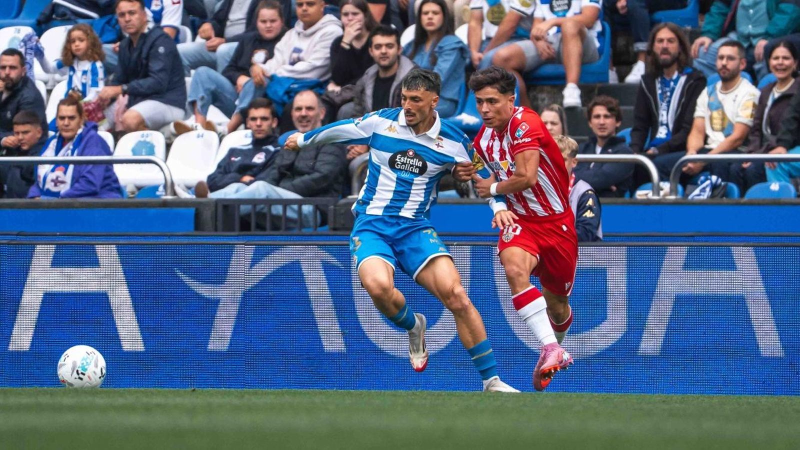 Nico Melamed pugna la posesión de un balón con Ximo Navarro.