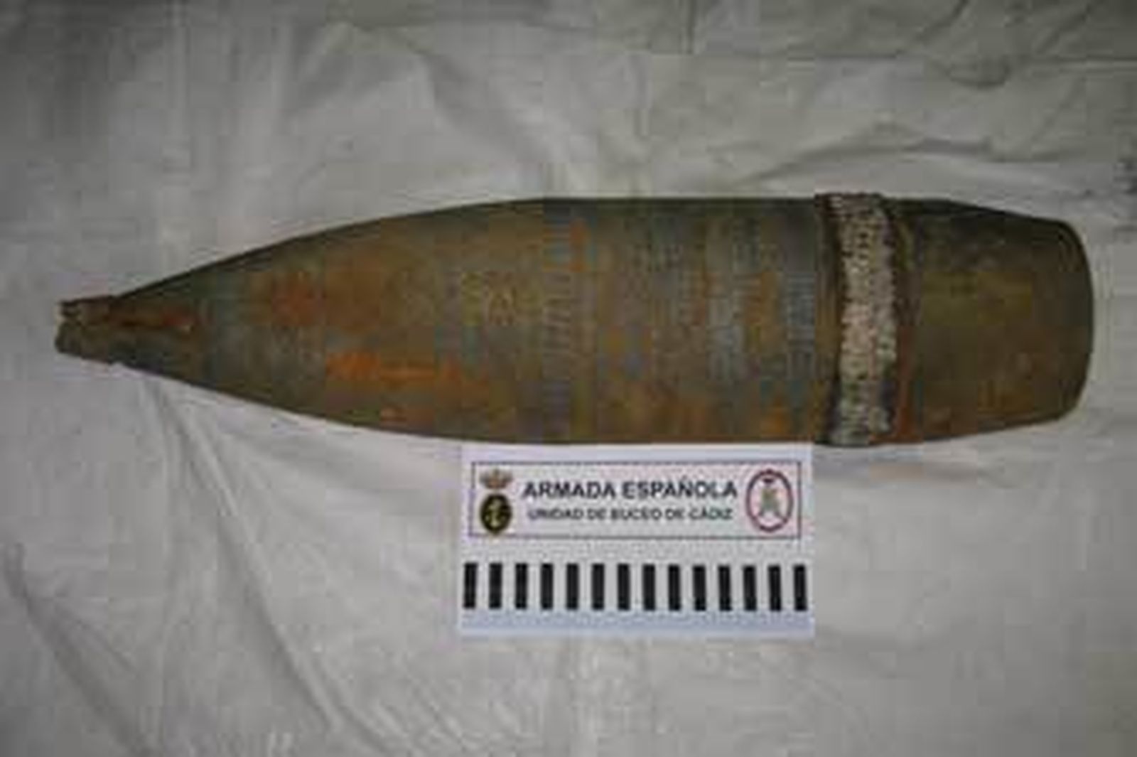 El proyectil neutralizado por un equipo de desactivado submarino de la Unidad de Buceo de Cádiz. /Armada.MDE.es