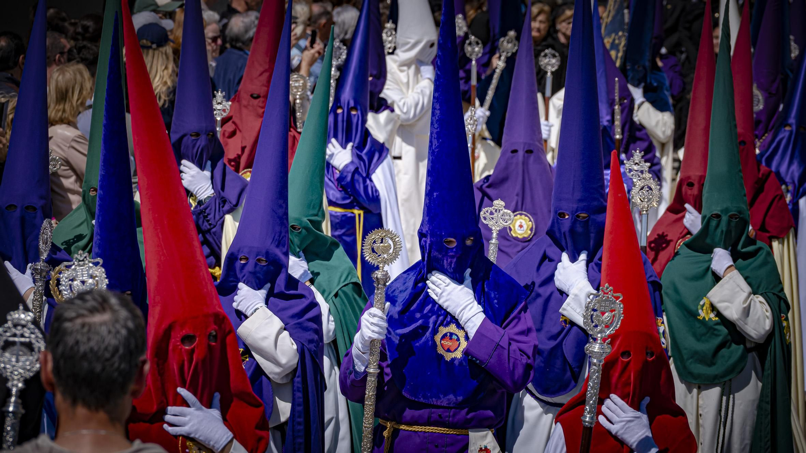 Imágenes de la salida de Santo Entierro en la Semana Santa de Cádiz 2025