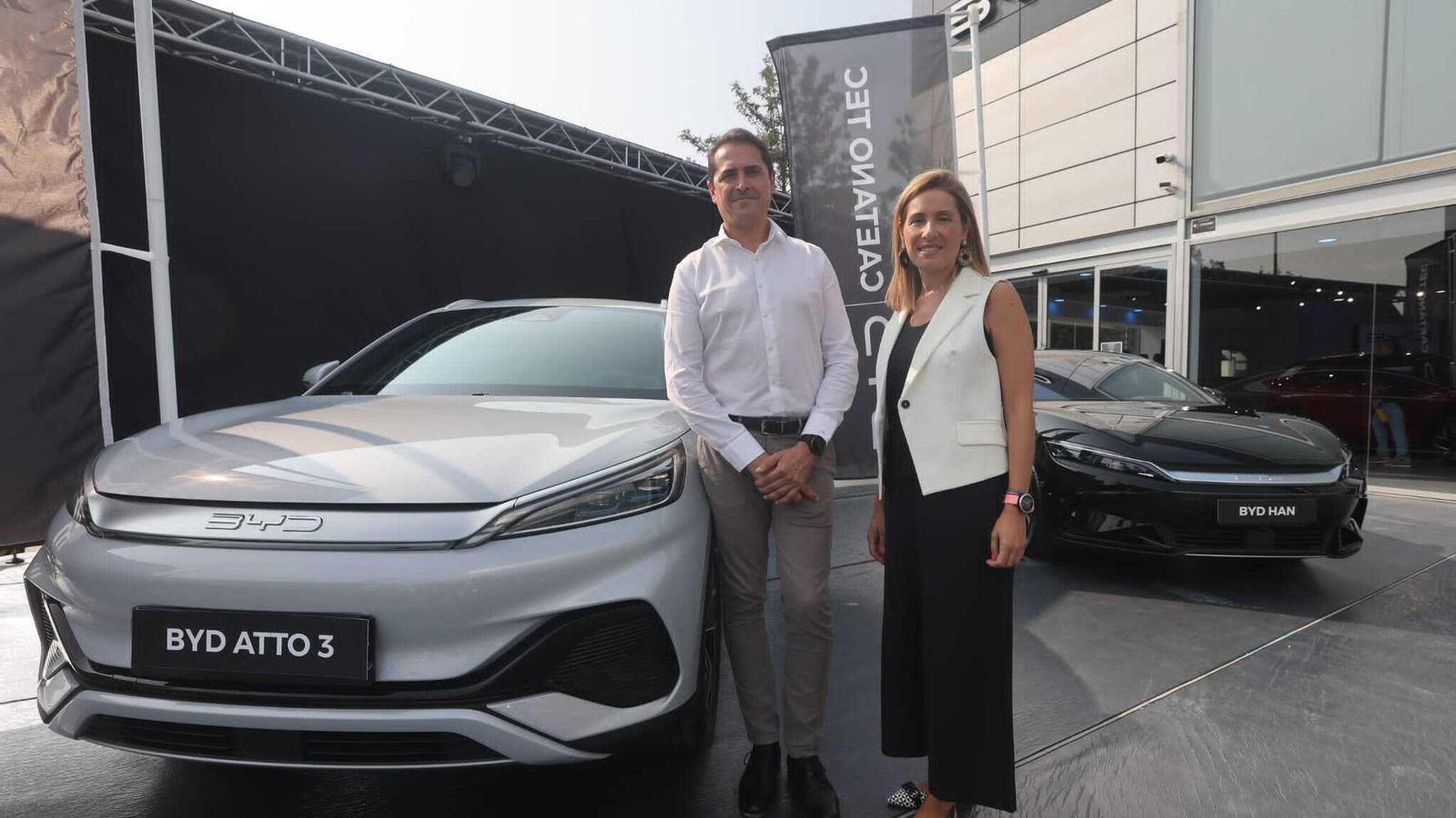 Jordi Cuesta, Country Manager Iberia de BYD, en la imagen con Patricia Aguilar, directora territorial de Caetano Retail en Málaga, durante el acto de inauguración de Caetano Tec.