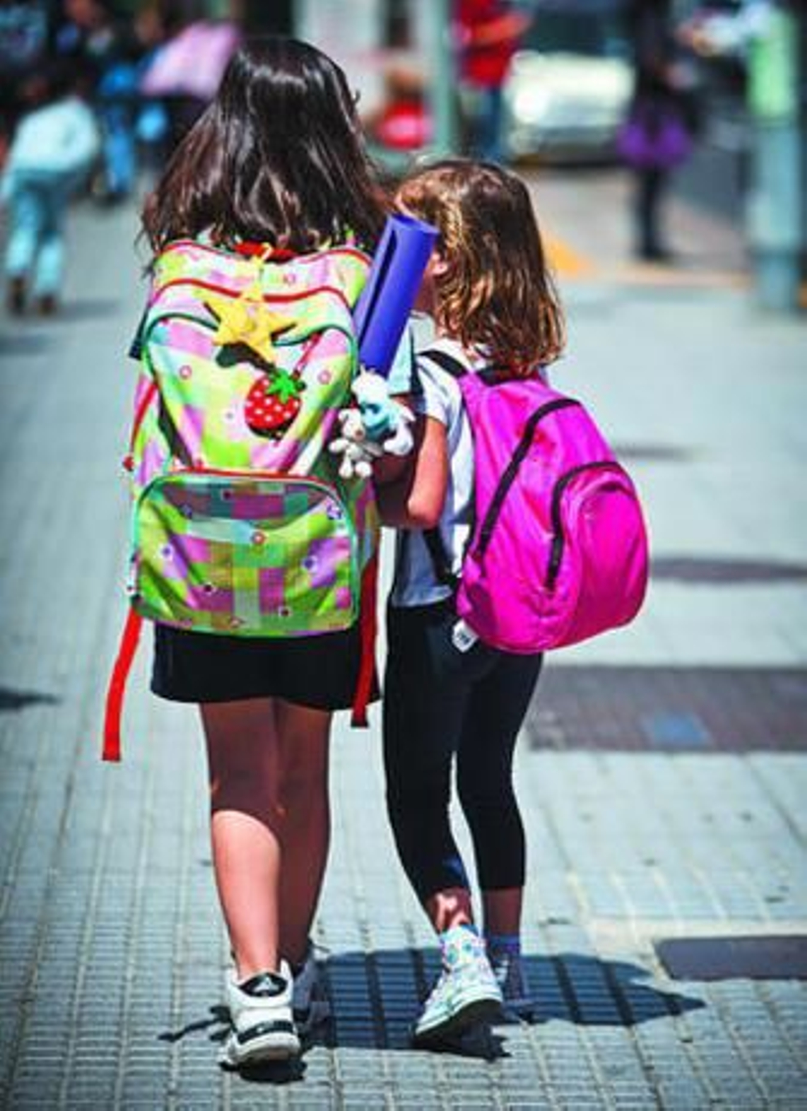 Dos niñas se dirigen hacia su colegio en la capital gaditana.