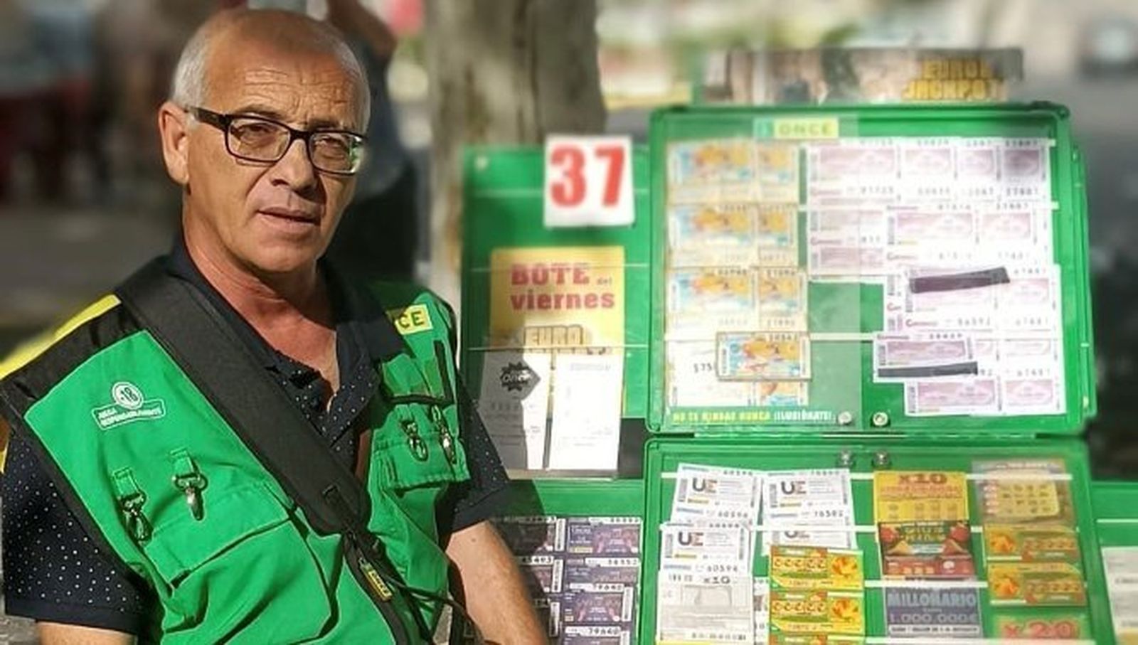 Atanasio Núñez ha repartido un premio de la ONCE en Arcos.