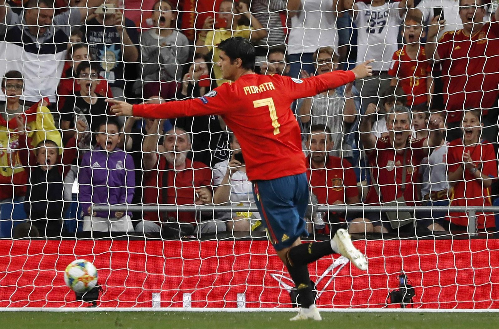 Álvaro Morata celebra su tanto de penalti ante Suecia  en la fase de clasificación para la Eurocopa 2020.