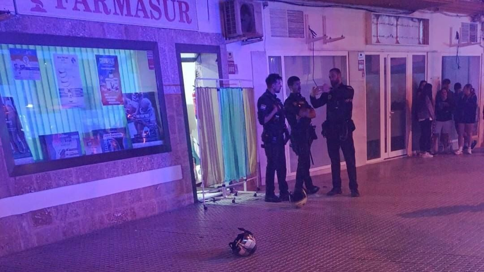 Agentes de la Policía en el lugar en el que tuvo lugar el trágico suceso en San Fernando.