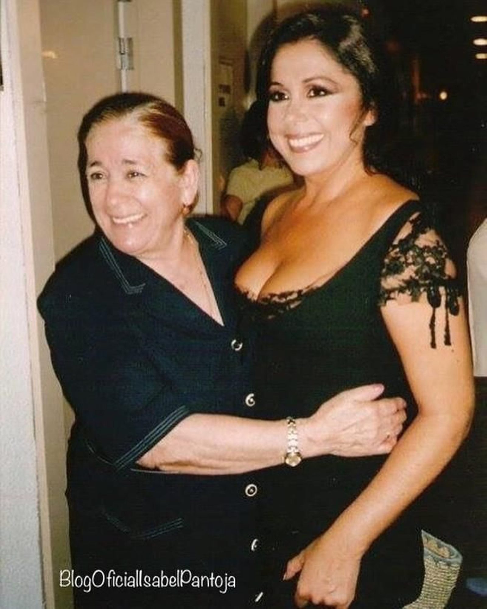 Doña Ana abraza a su hija antes de un concierto.
