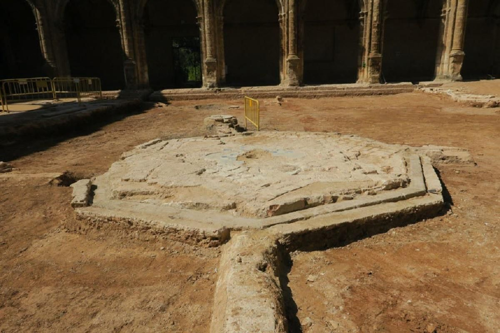 Restos de la fuente hallada.