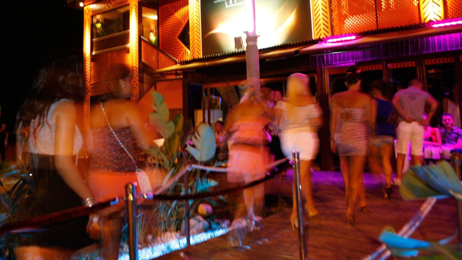 Un grupo de personas accede a un local nocturno de Torremolinos.