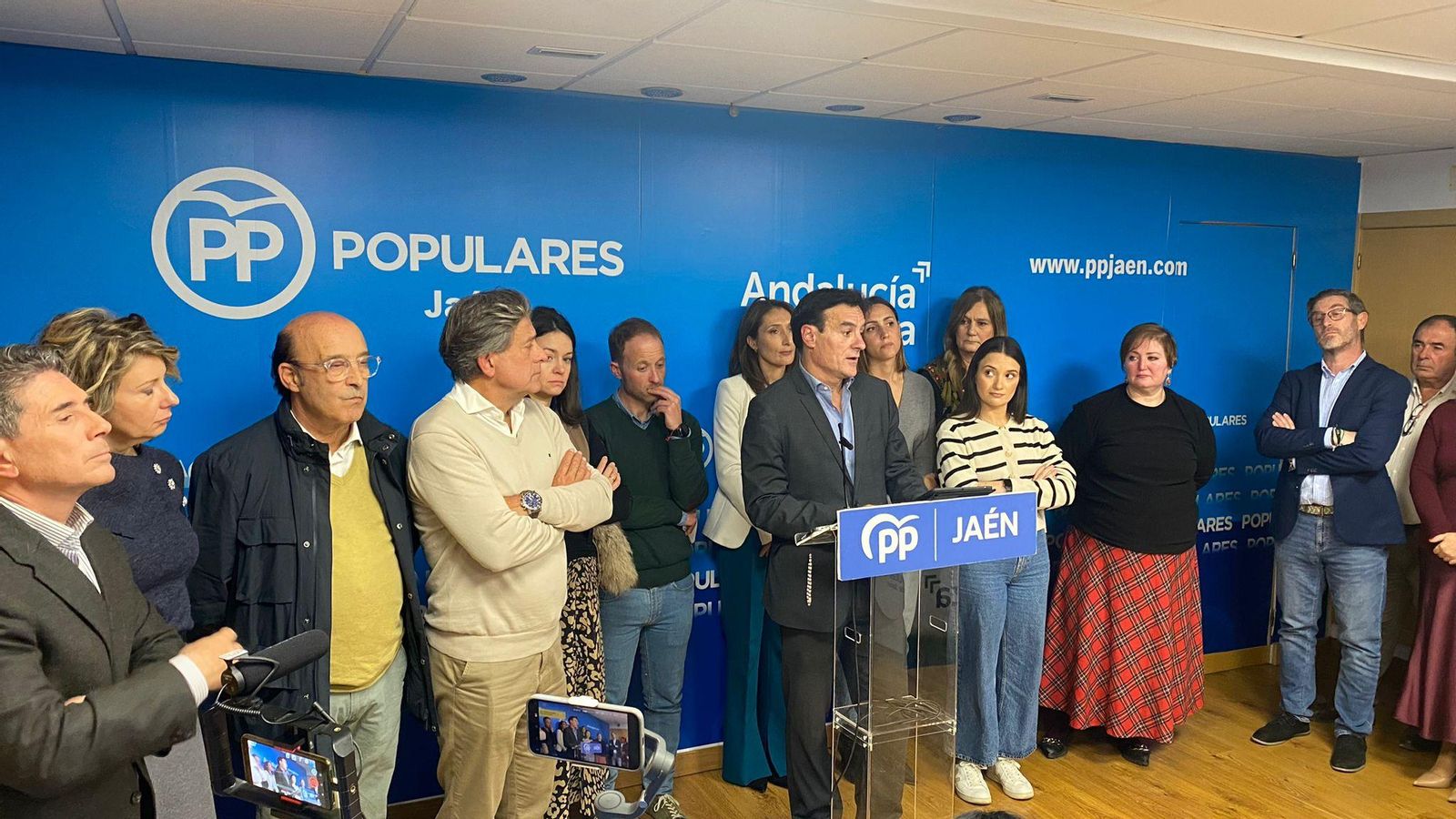 El alcalde de Jaén, acompañado de concejales y parte de la junta directiva del PP de Jaén. El alcalde de Jaén, acompañado de concejales y parte de la junta directiva del PP de Jaén.