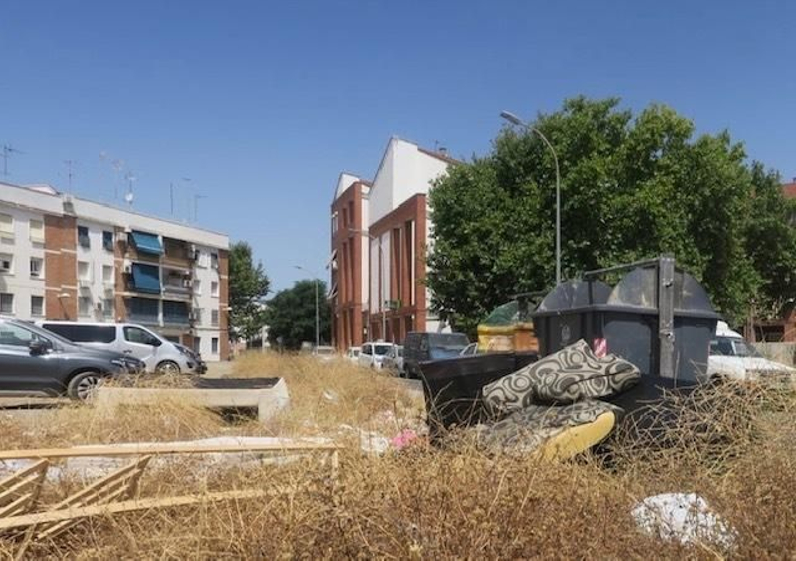 Estado de los contenedores frente a la plaza Patio Bartolomé Polo y Raigón.
