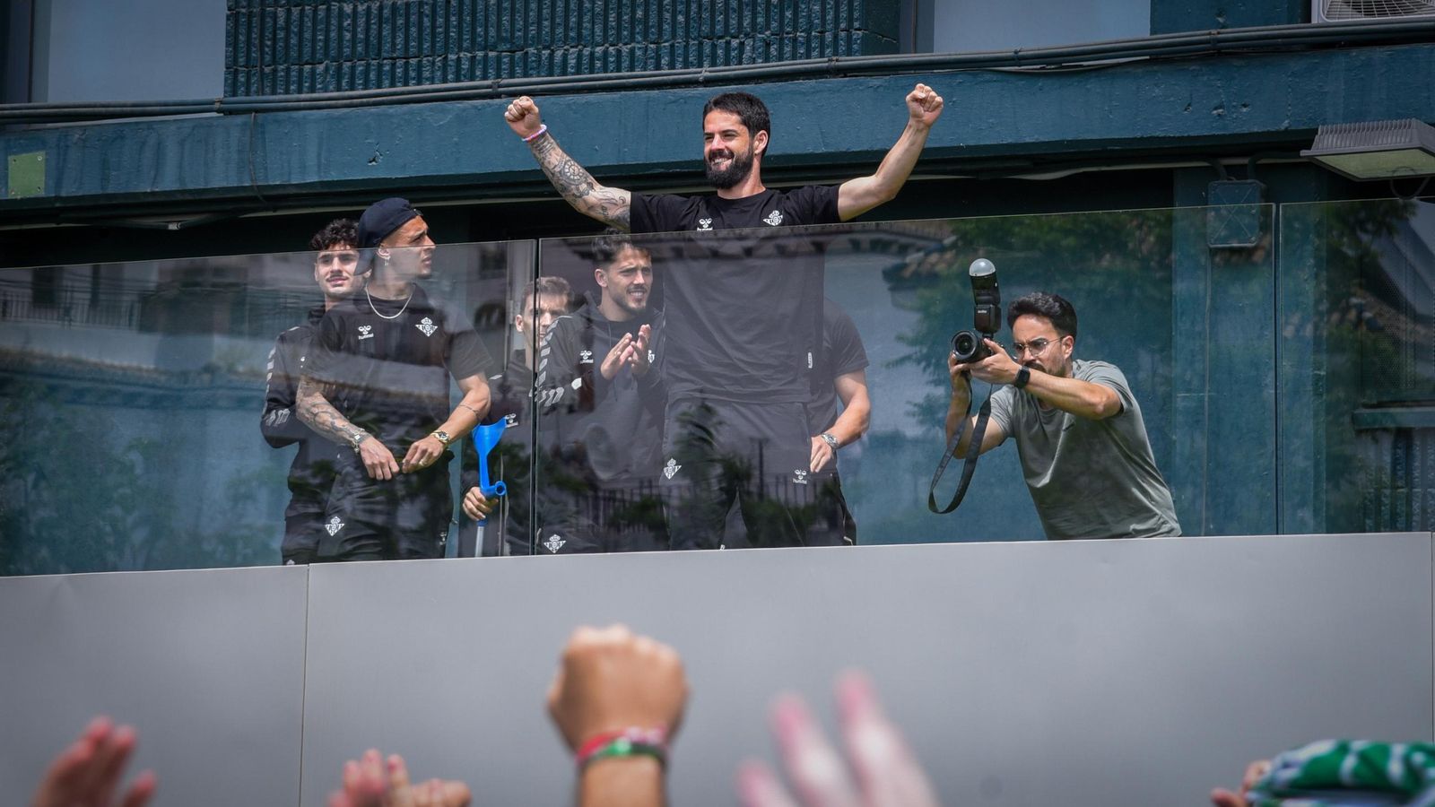 Isco, 'engorilado', ante los hinchas verdiblancos.