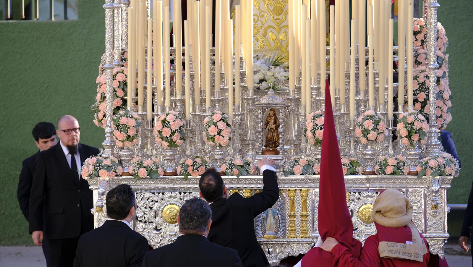 Coronación desaría al viento en su estación de Penitencia
