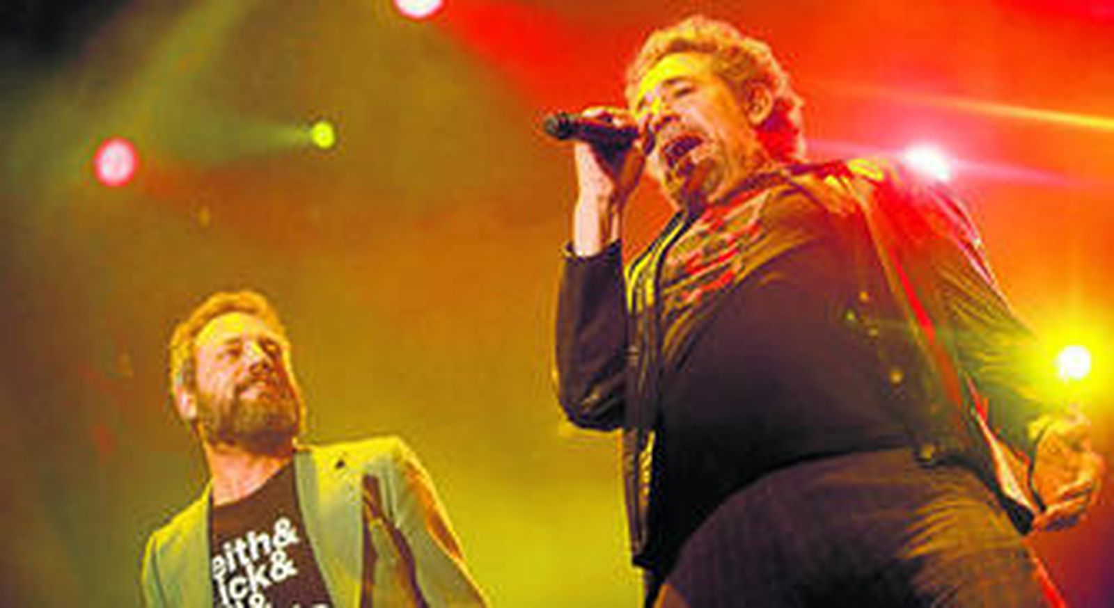 Carlos Tarque y Miguel Ríos, al comienzo del concierto, cantando 'Bienvenidos'.