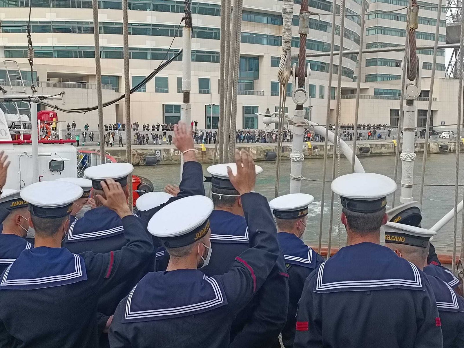 La tripulación del 'Elcano' se despide de Barcelona.