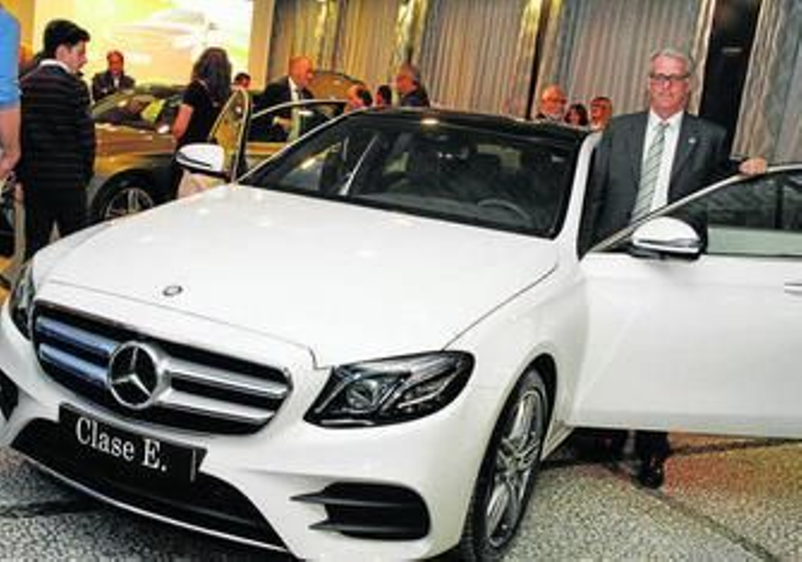 Antonio Fernández, gerente de V. V. Motors, posa al nuevo Clase E.