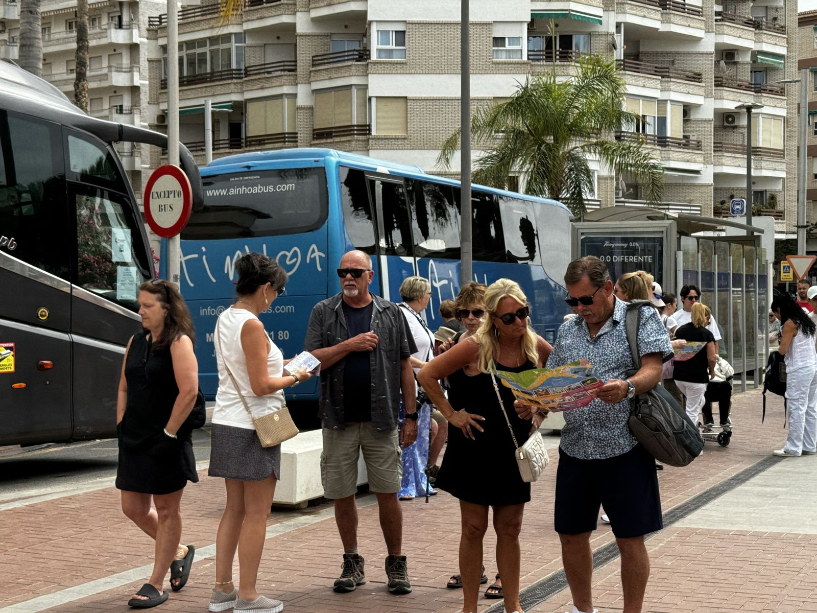 Varios turistas mirando un mapa de Motril tras llegar a la Costa Tropical en un crucero