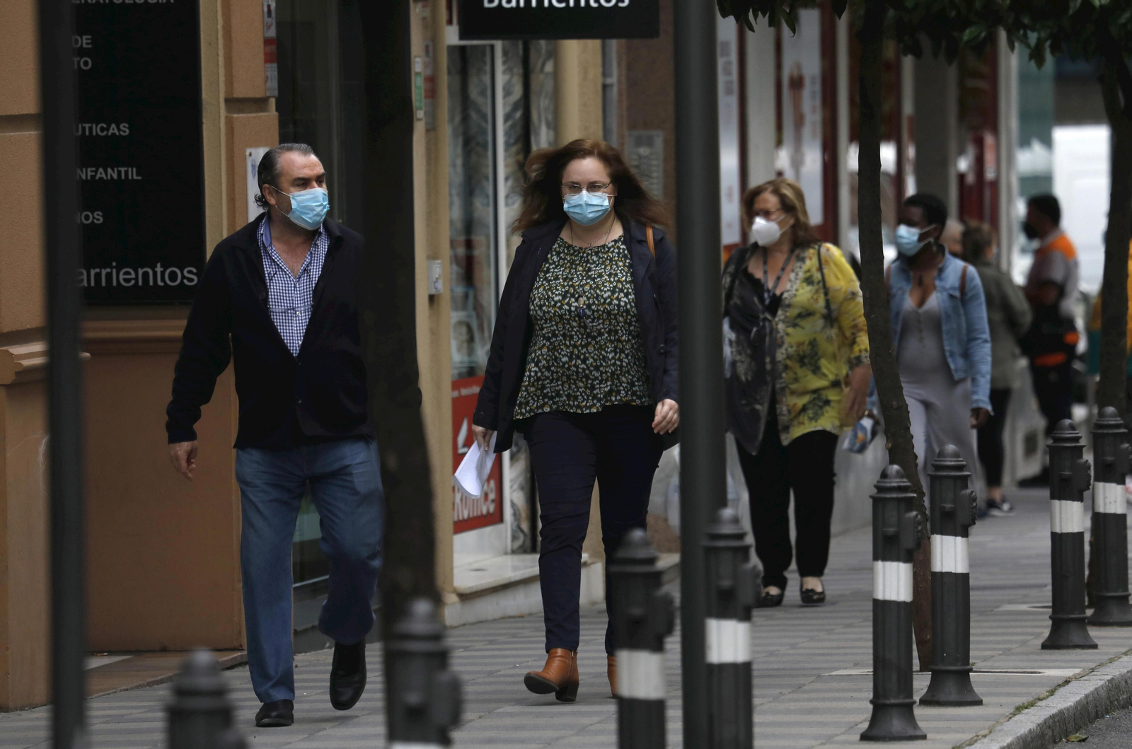 Varias personas pasean por Algeciras con mascarillas