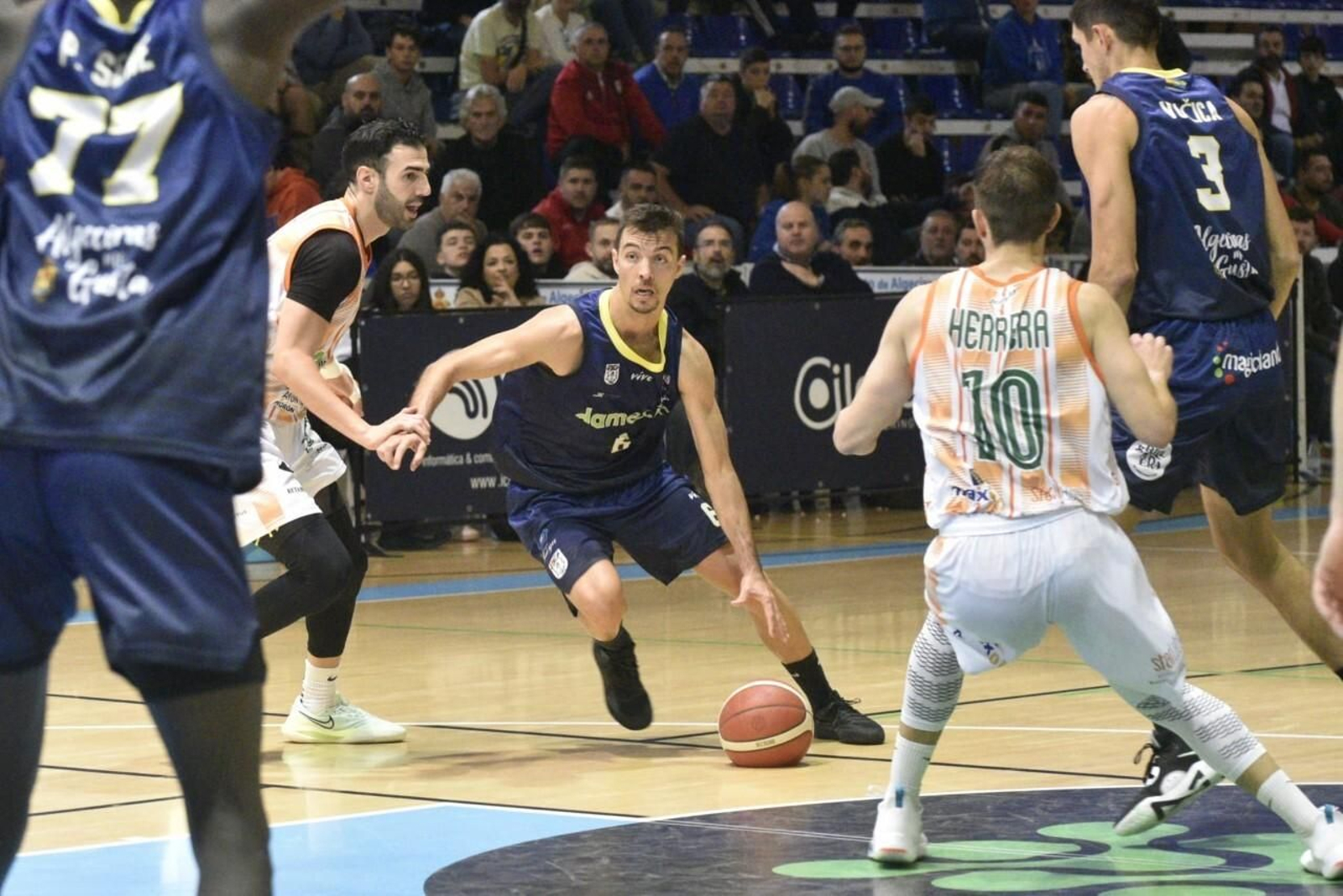 Javi Marín guía un ataque de Udea ante Morón.