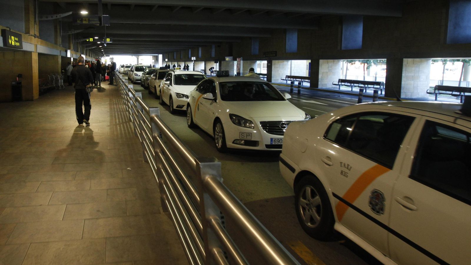 Taxis en la parada del aeropuerto.