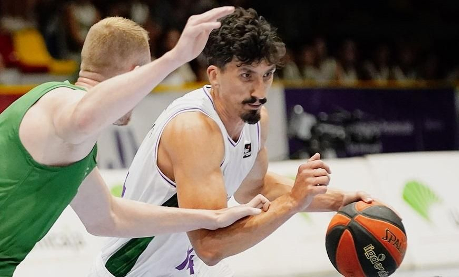 Djedovic bota el balón.