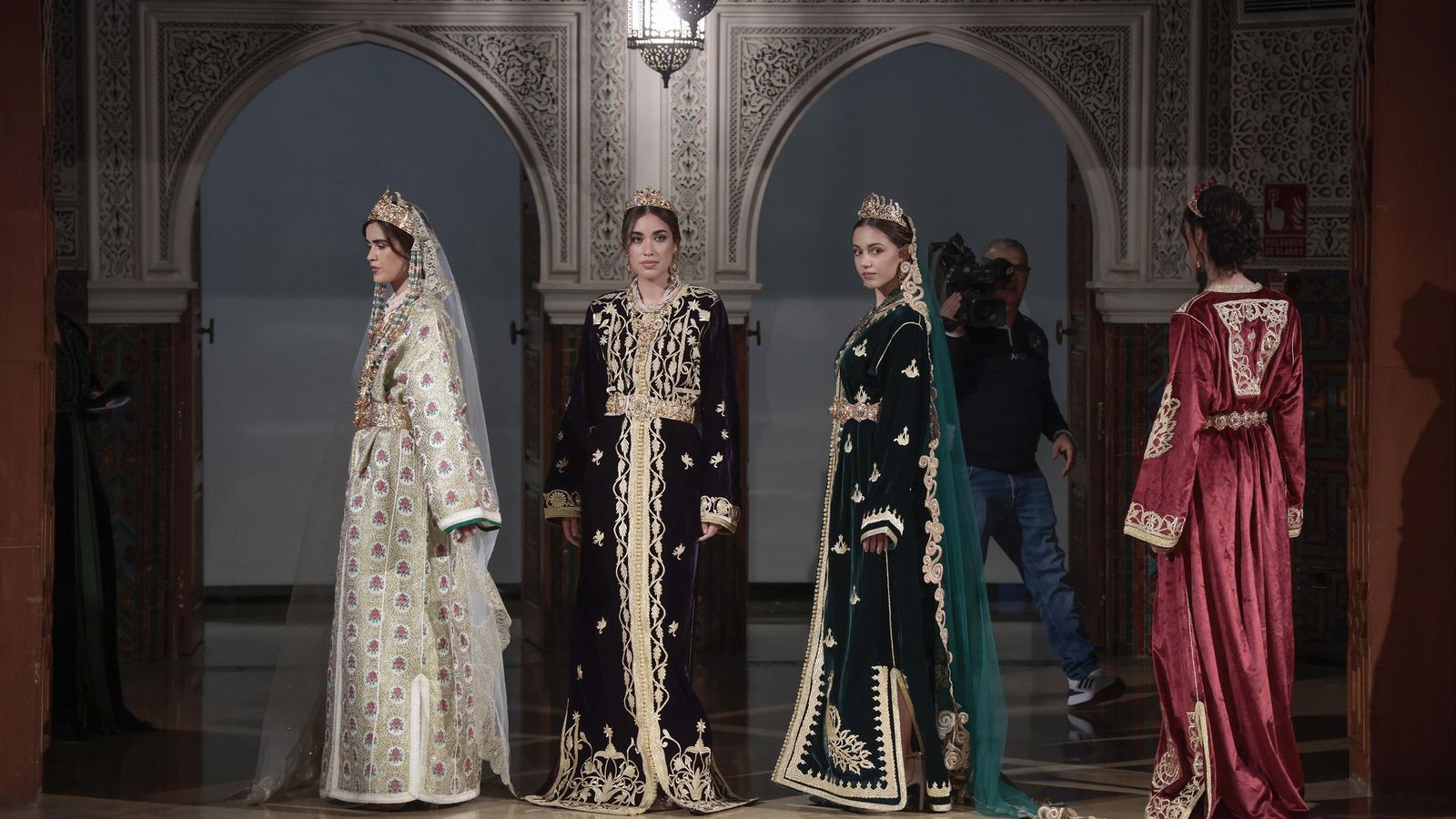 DEsfile de caftanes tradicionales de Marruecos.