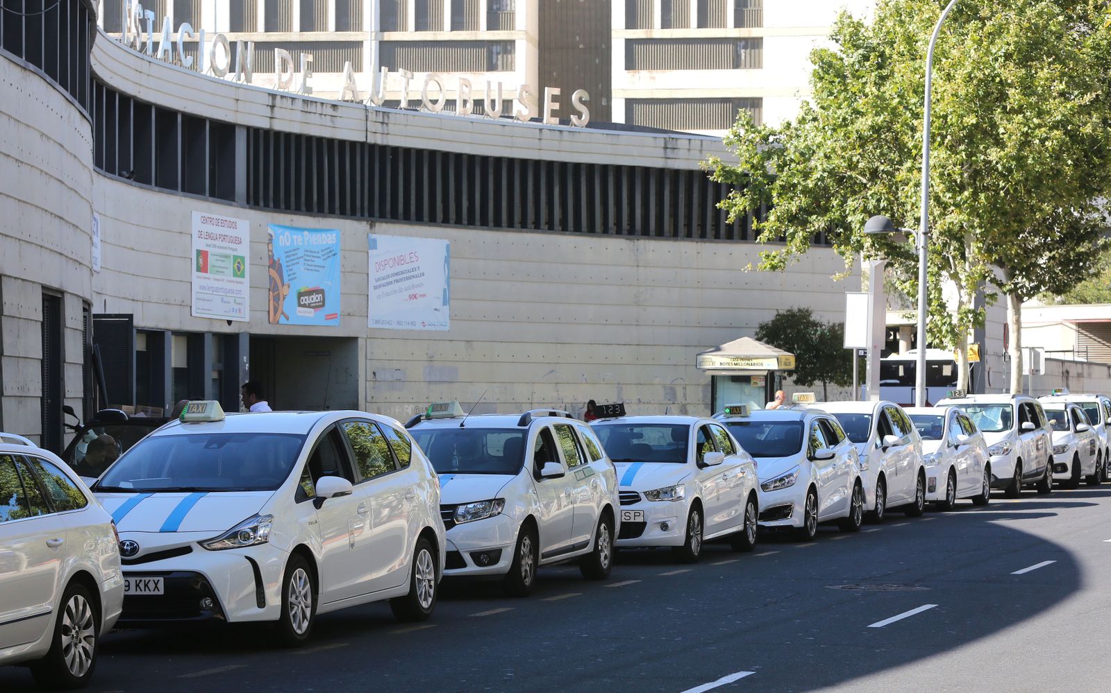 Hilera de taxis en la parada de Zafra a la espera de nuevos clientes.