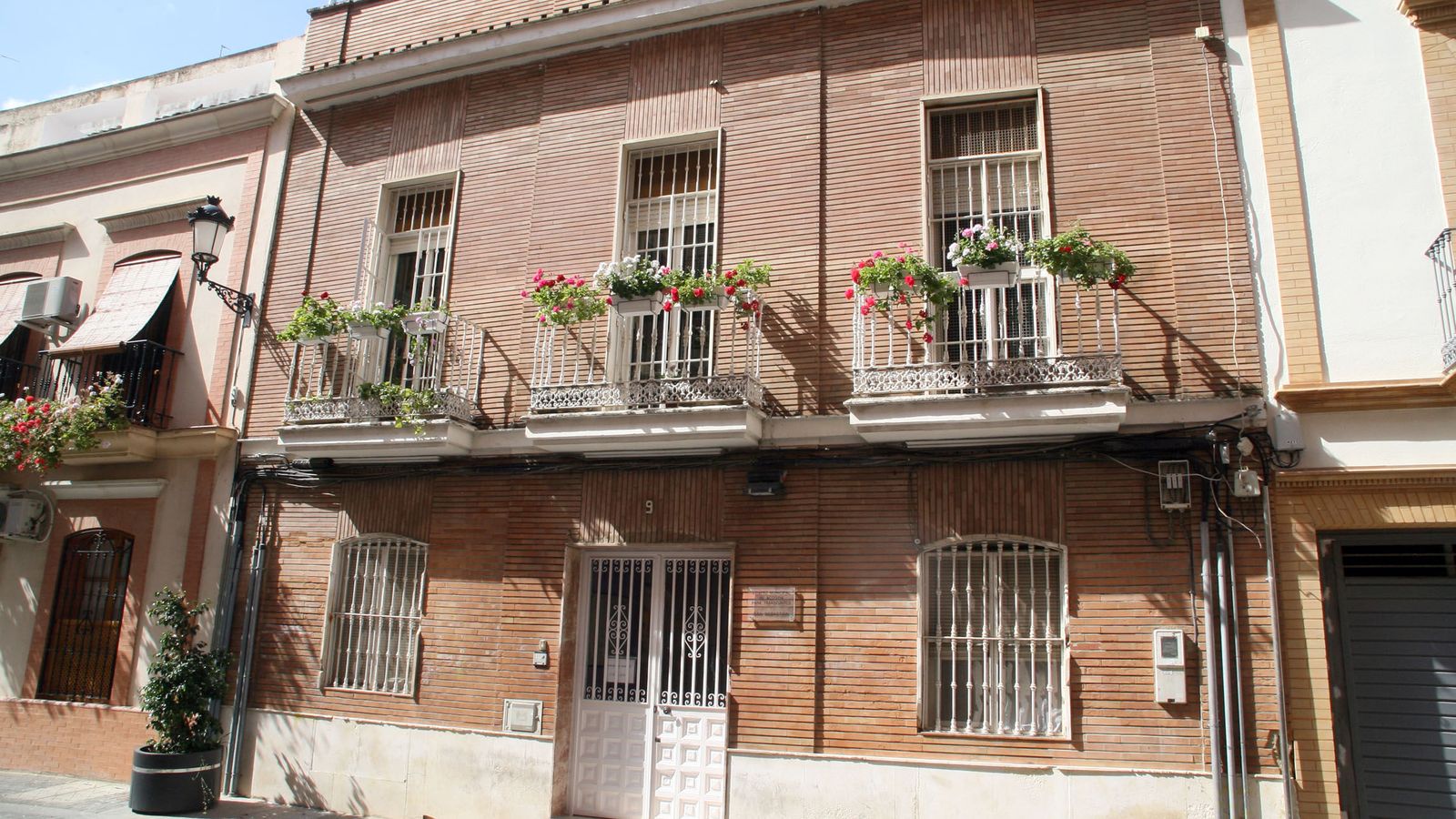 Fachada del albergue.