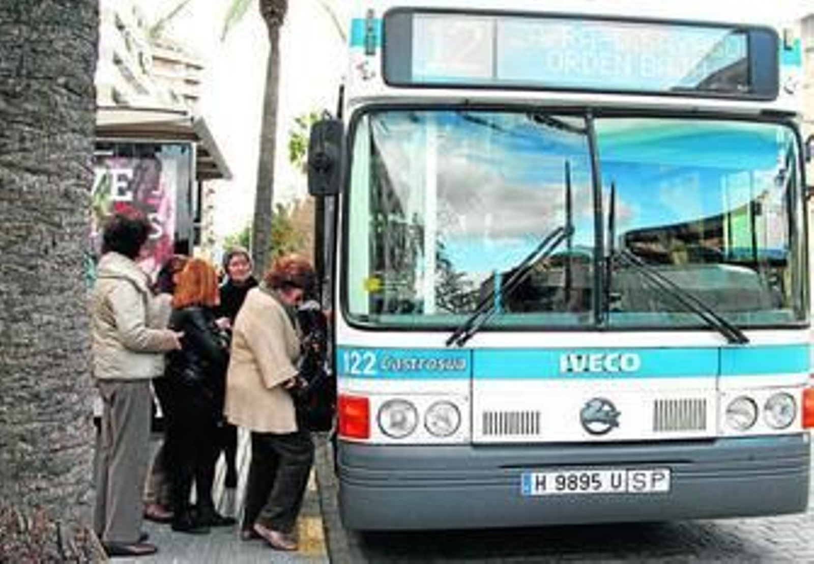 Usuarios suben a un autobús de Emtusa en la capital.