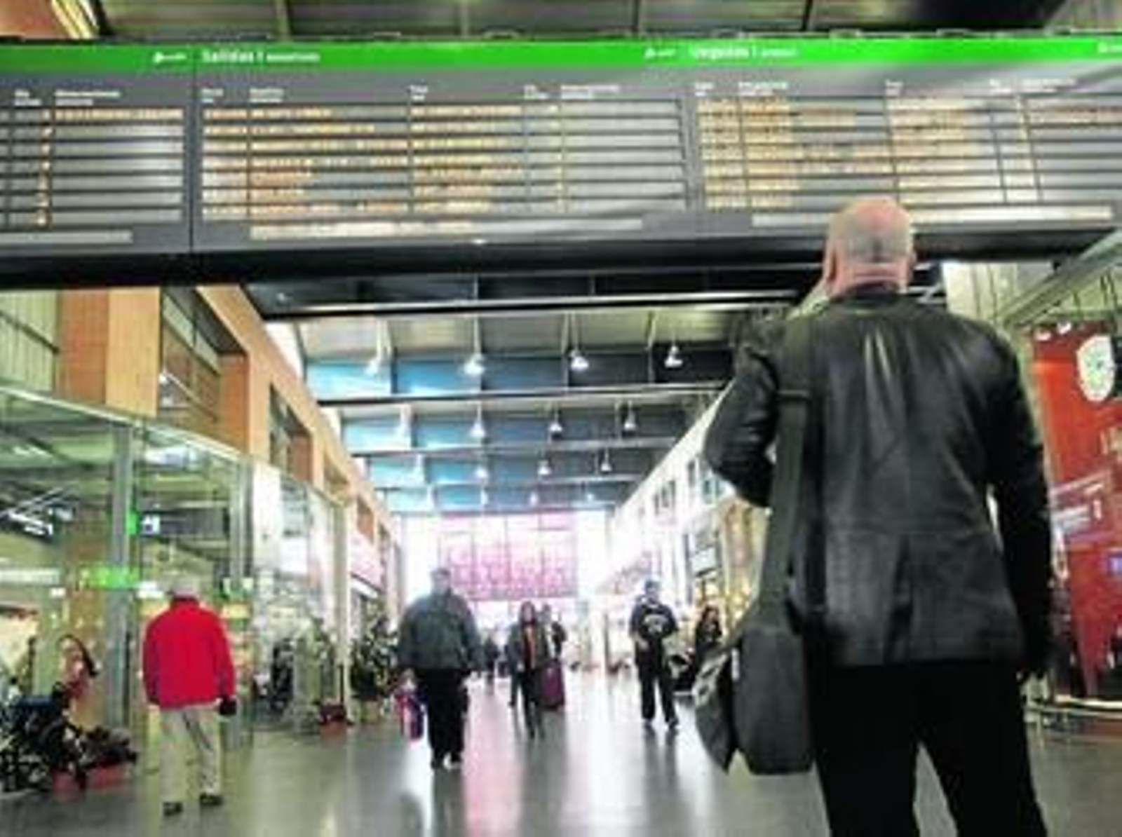 Viajeros en la estación del AVE María Zambrano.