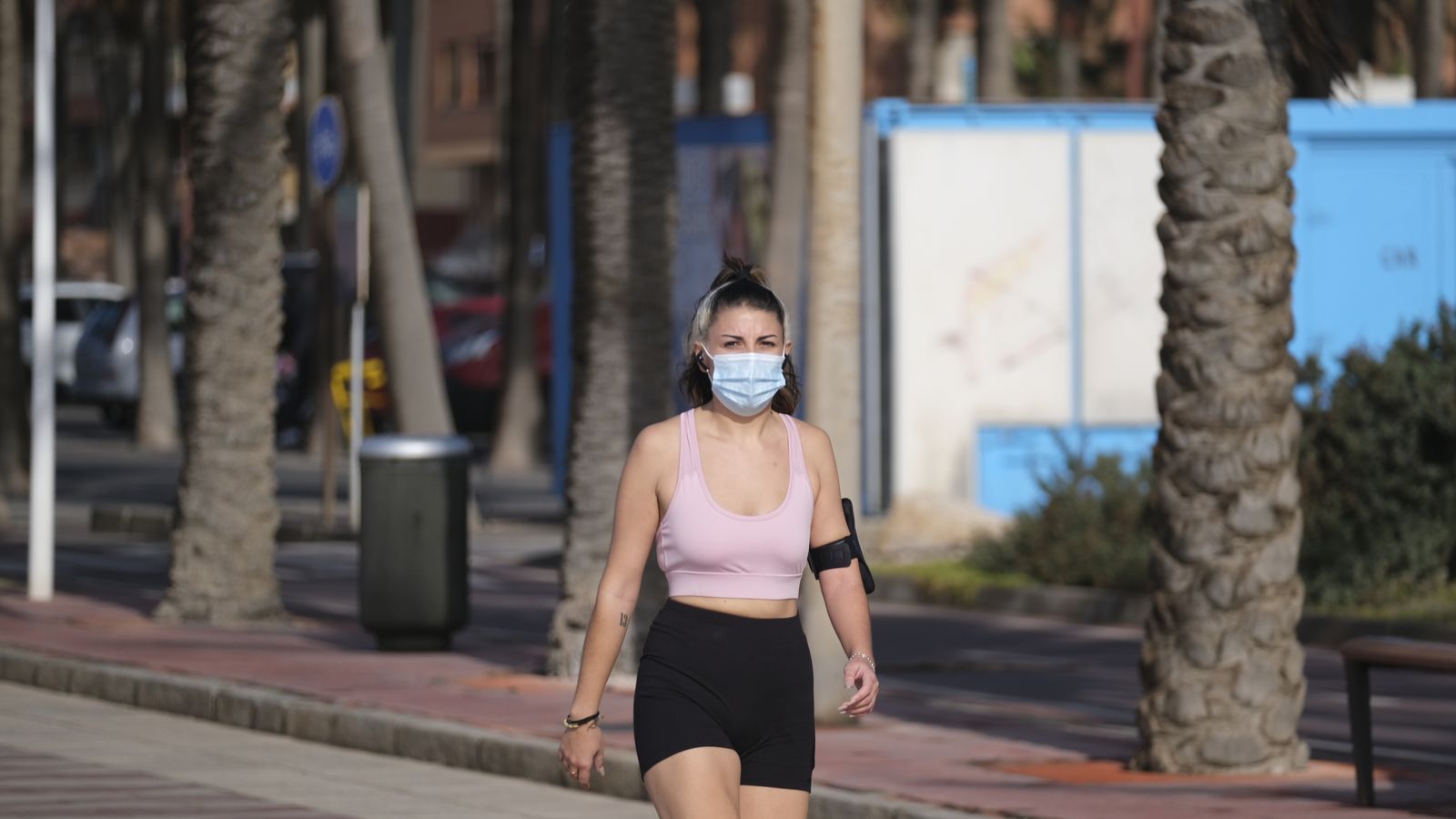 Almerienses por el paseo marítimo.