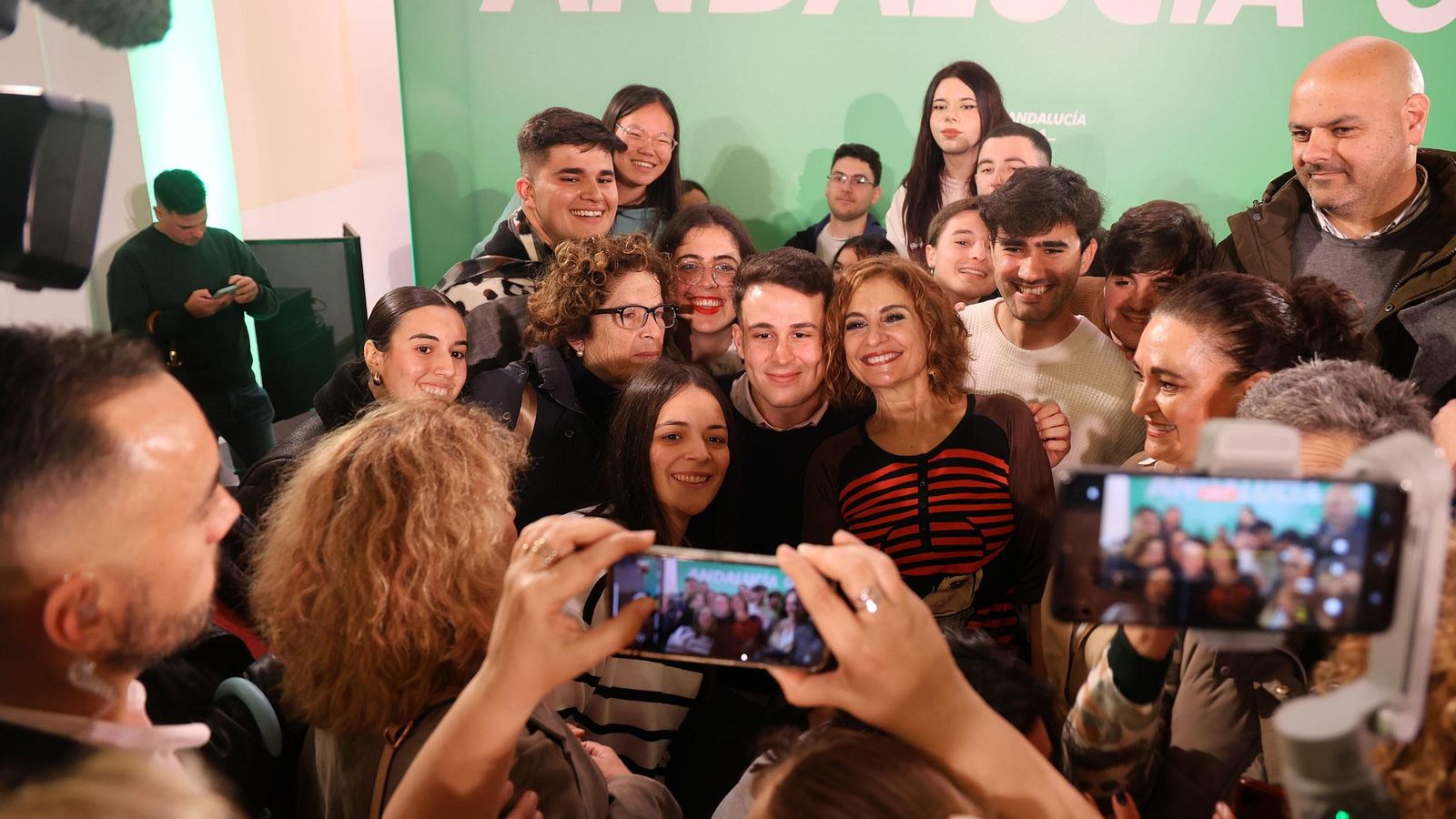María Jesús Montero se da un baño de masas con los jóvenes de la provincia.