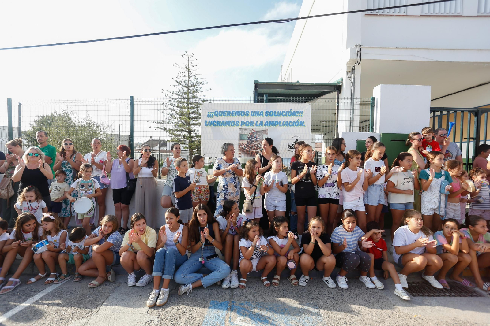 Manifestación de los alumnos y las familias del CEIP Aljibe de Jimena, en imágenes