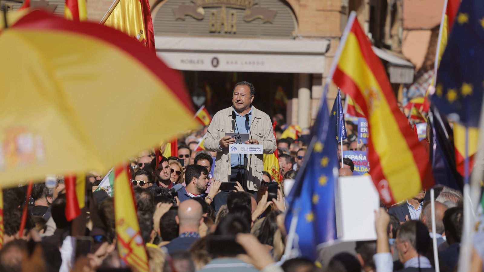 El presidente del PP de Sevilla, Ricardo Sánchez, durante la lectura del manifiesto.