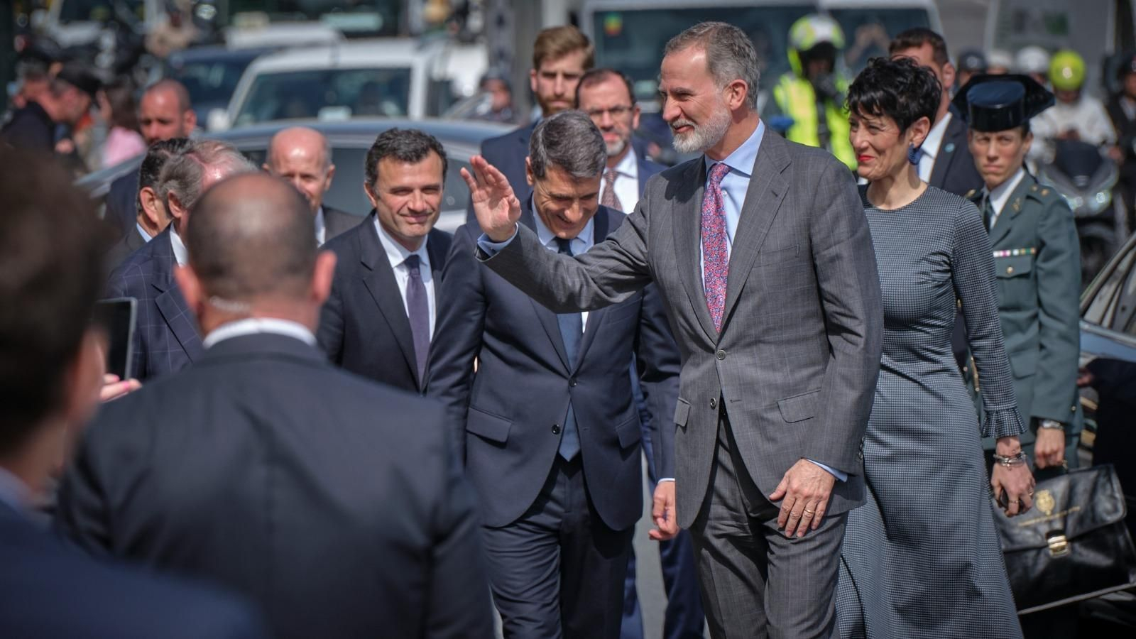 El rey Felipe VI saluda al público que lo esperaba en las afueras del Palacio de Congresos de Cádiz.