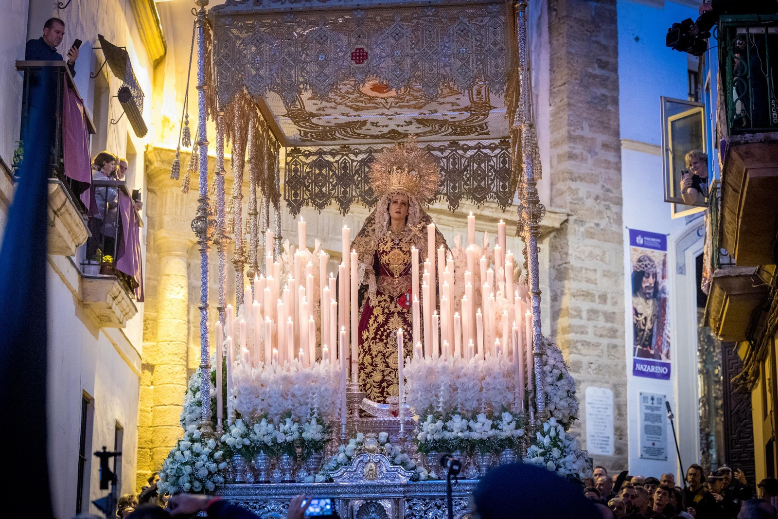 Imágenes de la salida del Nazareno en la Semana Santa de Cádiz 2025