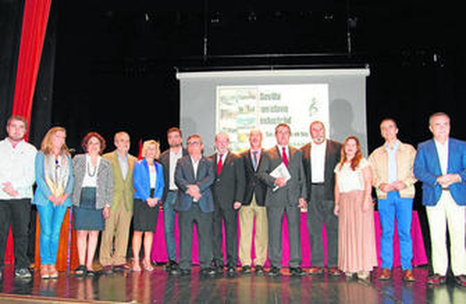 El presidente de la Diputación de Sevilla, en el medio, ayer en la clausura de las jornadas.