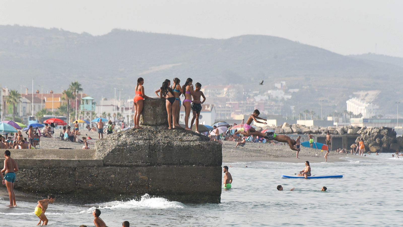 Las fotos de la tarde de playa en familia en La Línea
