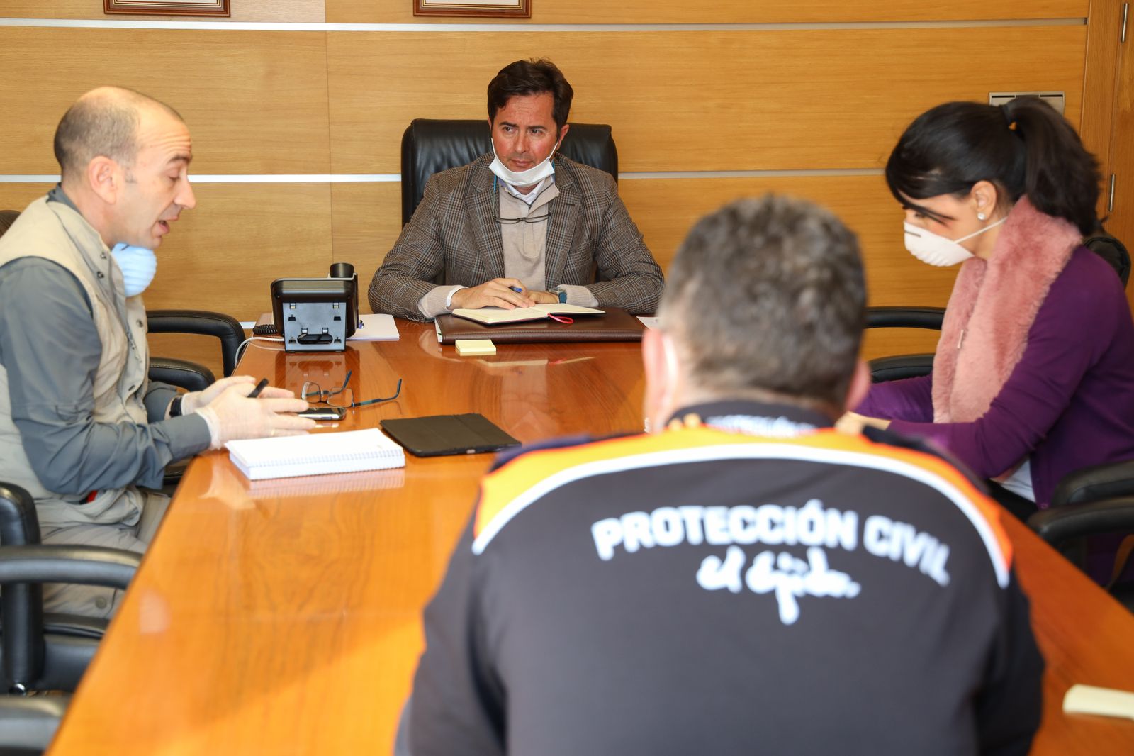 Reunión del alcalde de El Ejido con Servicios Sociales y Protección Civil.