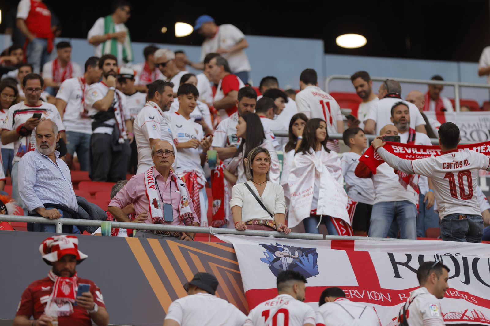 Búscate en las fotos del Sevilla-Roma