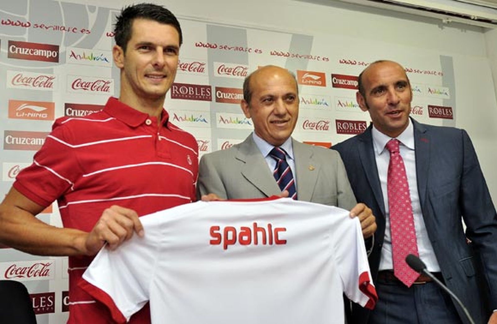 Spahic: "El Sevilla es un caramelo para cualquier jugador"